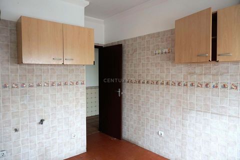 An apartment on the 1st floor, in a building with elevator, close to the health center, pharmacy, hypermarkets and schools. Just a few minutes from the Center. Hall and hallway. Room with 25 m2. Two bedrooms, one with built-in wardrobes and the other...