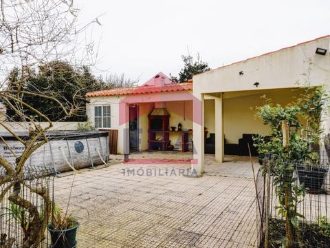 2 bedroom house in São Bernardino - Peniche. With kitchen, living room, two bedrooms, a bathroom and loft. Outdoor space measuring 98m2, with garden, barbecue and annex. Good location, in a residential area, close to shops and services and 800 meters...