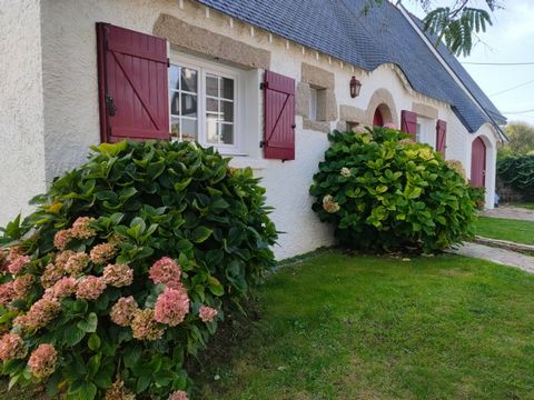 In Quiberon, in a very sought after location, a few steps from shops, restaurants, the port and the beach, come and discover this very authentic and comfortable house set on its closed ground of more than 350 m². A hall welcomes you before entering t...