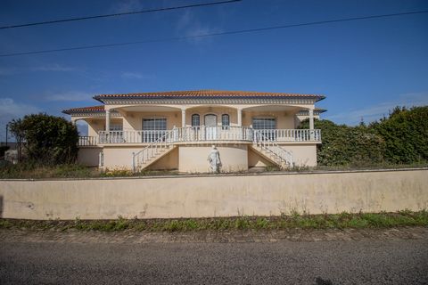 Located next to the Intermarché Marinha Da Guia supermarket, 5 minutes from the A17 highway, this 4-bedroom villa stands out for its distribution of areas and its solar layout, as well as its brightness and country living. The first floor has a suite...
