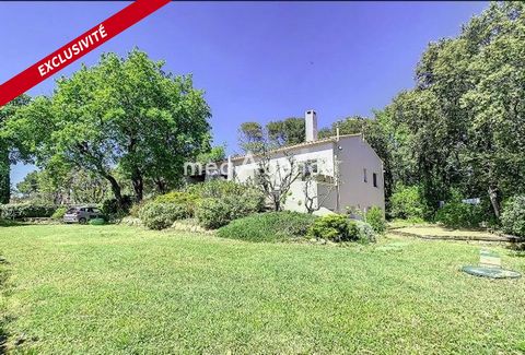 25km from Aix en Provence, in a very sought-after area: Quiet environment, close to amenities, on a plot of 1800m² fenced and planted with oaks and olive trees, pretty Provençal-style house (traditional construction). Raised on a partially finished f...