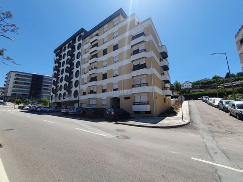 Apartamento T3 no 6º piso com uma área total de 158 m2, localizado em Oliveira de Azeméis. O imóvel está localizado em zona residencial com boas acessibilidades, próximo de pontos de comércio, serviços, escolas, transportes públicos e é composto por:...