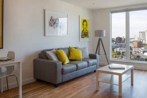 Completed Manchester Apartment, A1174   For Investment Purposes or Owner Occupiers – Minimum 35% Deposit Required   A luxurious Manchester property development overlooking the historic and stunning Salford Quays waterfront, this project offers a tota...
