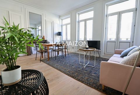 In the city center a few meters from the Grand' Place, apartment T2 of 53.76m2 Carrez law. This type two offers beautiful volumes. The very bright living room with three windows in front opens onto a semi-separate fitted kitchen. The large bedroom of...