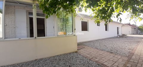 Le Verdon sur Mer - Single storey house of about 100m2, composed of an entrance, a separate kitchen giving access to a veranda, a living room of 28m2 envrion, 3 bedrooms, a bathroom with toilet, a bathroom with toilet, a large garage of more than 45m...