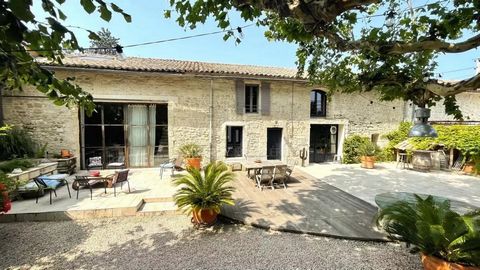 This authentic stone farmhouse, restored, of 400 m2 offers beautiful volumes and high ceilings as well as a remarkable luminosity thanks to its large bay windows. The property includes a main farmhouse, an independent cottage of 36 m2 with living roo...