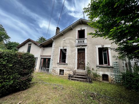 This 1920 property property enjoys a unique location in Bergerac, in the heart of the Faubourg de la Madeleine and on the banks of the Dordogne. Its high potential offers multiple possibilities. The property consists of a house of just over 90 m2 on ...