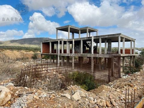 4 bedroom villa under construction with pool and countryside views - Olhão Located in a quiet area close to the city of Olhão and all amenities. It is in the first phase of construction and is being sold as it is. With a gross area of 430m2, it consi...