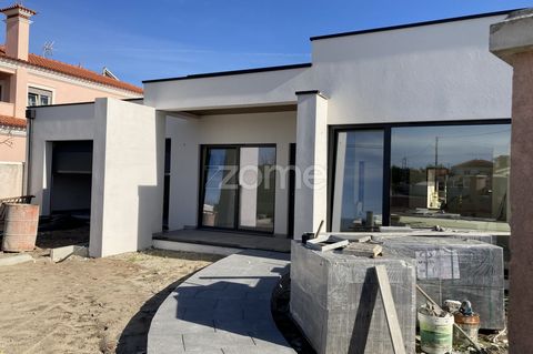 Property ID: ZMPT563830 Single storey villa offering a unique combination of modern comfort and rural tranquility. With large areas and four bedrooms, it is ideal for families who value space and privacy. It offers a convenient space for secure parki...