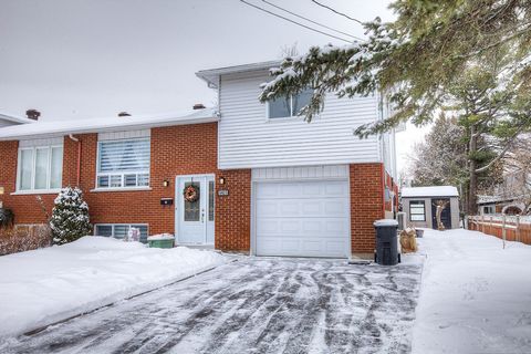 Beautiful semi-detached house with garage very well maintained and having undergone many renovations over the years. Located in one of the most in demand areas of the south shore, close to services, the future REM and the majestic Parc de la Cité. Id...