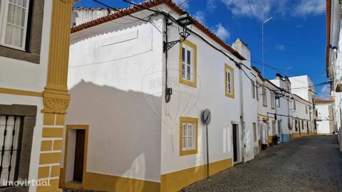 Villa in Avis House consisting of ground floor and 1st. walk. The kitchen has the typical Alentejo fireplace. On the 1st floor there is a terrace with panoramic views over the village. Very well located, it is located practically next to the Milpets ...