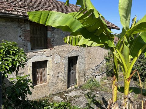 In the town of Pradines, this stone house from the 1950s offers many possibilities for extension and renovation. Currently, the residential part consists of an entrance, a kitchen, a living room, two bedrooms and a bathroom with toilet. With its outb...