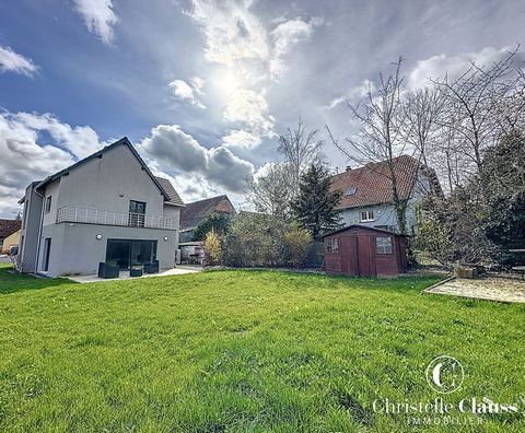 Magnificent house built in 2013 on a plot of 6.86 ares. Located in the heart of the charming town of Zeinheim, less than 30km from Strasbourg, 12km from Saverne and 1min walk from the bus stop. The entrance leads to a living room of more than 40m2, a...