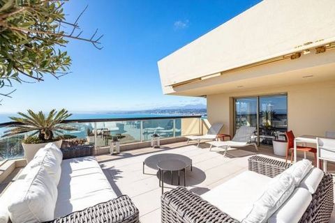 NICE - Mont Boron/Cap de Nice Come and discover this magnificent 125 sqm 4-room apartment, with a large 121 sqm roof terrace, in a very prestigious condominium. On the top floor, with triple exposure, this apartment offers a 270°c panoramic view over...