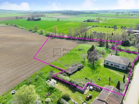 EXCLUSIVELY, close to BEAUMONT DE LOMAGNE and all its amenities, 20 minutes from Montech, in a very quiet environment, without any particular nuisance, on a plot of more than 1.4 hectares (with the possibility of buying more agricultural land), old f...