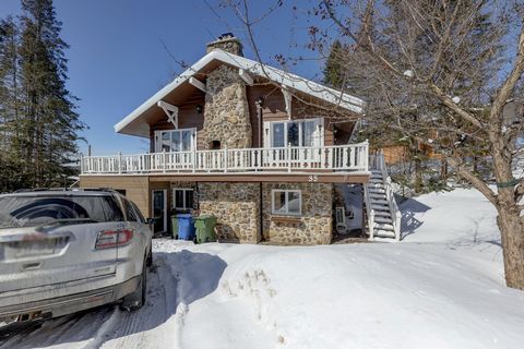 Maison à étages à vendre dans le secteur du Lac Beauport. Celle-ci comporte cinq chambres à coucher, une salle d'eau et une salle de bain. C'est une maison qui a beaucoup de potentiel pour que vous puissiez la mettre à votre goût. À proximité de l'au...