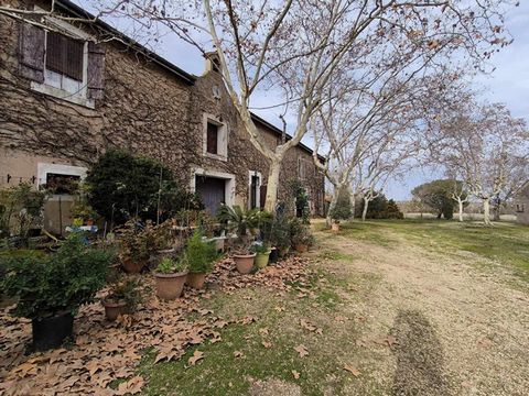 Bessan 34550 - Beautiful estate of 286 m2 of living space on an agricultural plot of about 8 hectares. Price 960000 eur agency fees included charge seller. This 296m2 living area with very nice rooms (15) and its 11 master suites offers a lot of poss...