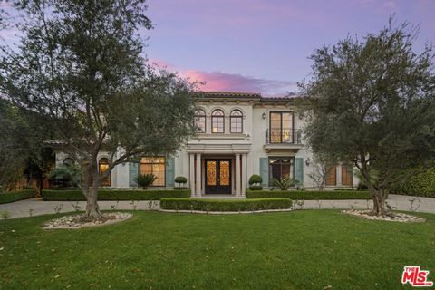 Exquisite Modern Masterpiece in Arcadia's Coveted Baldwin Stocker Area. Experience the epitome of luxury living in this newer, south-facing estate located in the prestigious Baldwin Stocker area of Arcadia. This 6-bedroom, 6.5-bathroom residence is a...