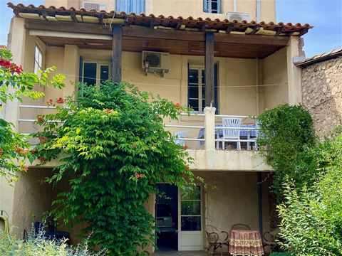 This utterly charming property finds itself in Paulhan, a typical circular village at a 10 minutes drive from Pezenas. It used to be a winemaker's house and includes a large garage. The terrace on the first floor overlooks the private garden which ad...