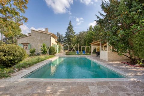 Located on the edge of the Sinodon park, in an idyllic, peaceful setting just 2 minutes' walk from schools and colleges. Ideal location for nature lovers, yet close to the center. On a 5087 m2 plot, detached villa facing south-west. Garden level: liv...