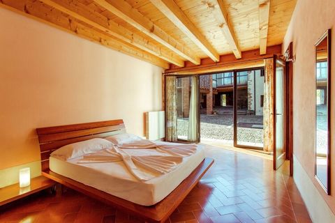 En paz, en un parque natural, esta casa de vacaciones para 4 personas en Lombardía es perfecta para los viajeros que desean un descanso de la estresante vida de la ciudad. La propiedad cuenta con 1 dormitorio, una piscina compartida y una barbacoa, l...