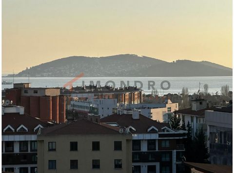 Het appartement te koop is gelegen in Maltepe. Maltepe is een wijk aan de Aziatische kant van Istanbul. Het ligt aan de kust van de Zee van Marmara en staat bekend om zijn prachtige stranden. Het gebied is voornamelijk residentieel, maar heeft ook en...