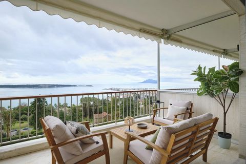 In a quiet, prestigious residence with swimming pool and garden, this superb, completely refurbished apartment boasts a breathtaking view of the sea and the Iles de Lerins. Elegantly furnished in a sleek, modern style, this beautiful 3-room apartment...