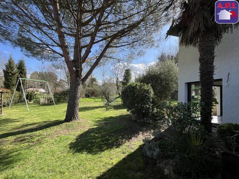 RARE! ST JEAN DU FALGA Located at the end of a dead end, come and discover this superb type 7 villa of more than 155 m² on a nicely wooded plot of more than 800 m². You will appreciate its pleasant living room of more than 70 m² opening onto the gard...