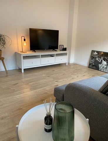 Lean back and relax in this cozy apartment. Bremen Überseestadt is a 10-minute walk away and Bremen city center is easy to reach by public transport (stop 150m away). Shops are nearby. The apartment is on the 1st floor and has 2 rooms. It can accommo...