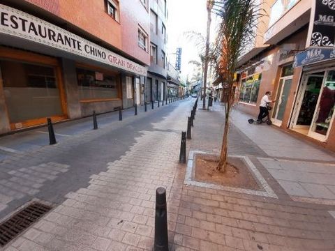For sale a large commercial premises, it has a large shop window, bathrooms and basement, in Calle Sagasta two minutes from Santa Catalina Park and four minutes from Playa de las Canteras, it is a commercial area with a lot of potential because there...
