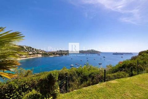In a beautiful residence with swimming pool and caretaker located in the centre of Villefranche sur mer, lovely 2-room flat of 59,11 m², fully renovated, with terrace and adjoining garden, enjoying panoramic sea views. The apartment comprises: an ent...