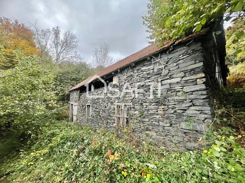 2 km of 4x4 track from the center of one of the most beautiful villages in Ariège, discover this beautiful barn built of slate stone. It is located on a meadow of 7,040 m2 very well oriented at 1,000m altitude. A spring is located 50 m from the prope...