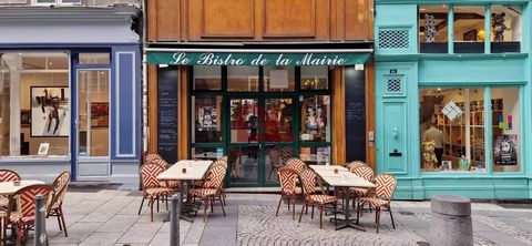 Le Cabinet de Lattre vous propose en EXCLUSIVITE à la vente les murs du bar-restaurant le bistro de la mairie, idéalement situé 11 rue Philippe MARCOMBES à Clermont-Fd, en plein coeur de la ville, à côté de la cathédrale et juste en face de l'hôtel d...