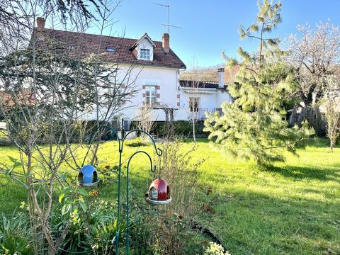 Charming house from the 30's located in a small village, 20 minutes from Périgueux, with all local shops, nursery and primary schools. It is composed on the ground floor of a beautiful living room of 33 m2 with parquet floor and a high ceiling, indep...