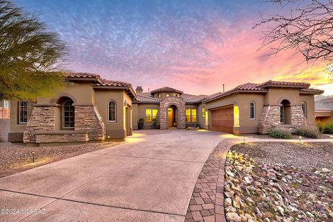 Welcome to this Elegant 4-bd/3.5 ba Tolls Brothers gem featuring timeless architectural design situated in the prestigious gated community of Solana in Dove Mountain. Indulge in the ultimate desert lifestyle bringing Serenity and Elegance nestled on ...
