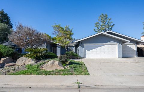 Great Clovis opportunity, very Nice neighborhood. Spacious 4 bedrooms with Pool & Spa and 3 Car garage. Formal Living room, vaulted ceilings. Family room with fireplace, high ceilings, wet bar, french doors to outdoor entertaining. Primary Suite with...