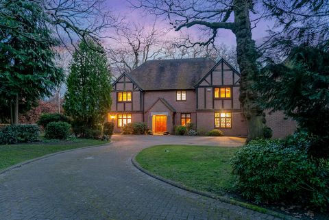 An extremely rare opportunity to acquire a substantial and beautiful executive home located on Bridge End, one of Warwick’s most sought-after roads. Oak Grange occupies one of the largest, most private, and fabulous plots on Bridge End, offering stun...