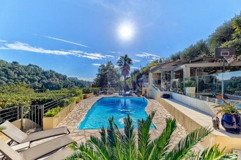 EXCLUSIVE: Ideally located in the Saint-Paul countryside, close to amenities, this superb villa combines the Provençal character with modern services, and the result is a beautiful, friendly family property which will undoubtedly seduce you, particul...