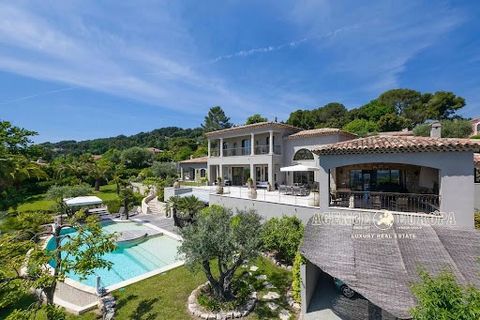 Ideally located at the bottom of a dead end, in one of the most pleasant district of Mougins, perfectly quiet, due south and bathed in sunshine, 5min drive to a prestigious Golf Course, to the shops and to the old village, 15min drive to Cannes and t...