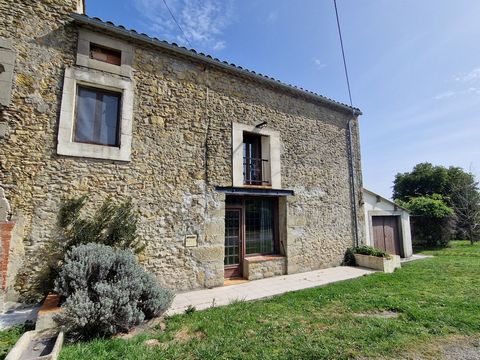 Located 10 minutes from Mirepoix, this traditional stone house offers peace and quiet, not overlooked, although it is adjoining on one side. It consists of: A 45 m² living room with wood stove and access to a south-west facing terrace and garden, a l...
