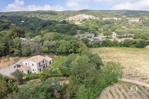 Magnificent new villa with a view of the vineyards and countryside of 340 m2 located on a wooded plot of 3,240 m2 located near the Village of Ramatuelle and a few minutes from the beach of Pampelone. It consists of an entrance leading to the living r...