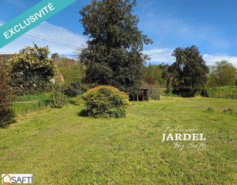 Fabienne Jardel offers you, exclusively, this flat, non-floodable building plot of 1,003 m² located 100 m from the greenway and 900 m from the town center of Carsac-Aillac, a very dynamic and popular commune in Périgord Noir distant from only 8 km fr...