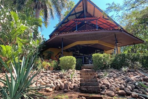Belle villa Las Trillizas à vendre à Esparza, Costa Rica. Située dans le projet La Quinta Esencia, cette propriété exceptionnelle dispose de 3 maisons confortables, qui ont été conçues avec des designs idéaux pour la zone chaude dans laquelle elles s...