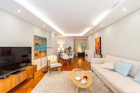 Appartement de 3 chambres situé sur l’Avenida Reinaldo dos Santos, avec de grandes surfaces et d’excellentes finitions, en mettant l’accent sur les deux immenses terrasses, permettant une vue dégagée et tranquille dans un scénario de lumière constant...