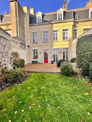 FAVORITE OF THE AGENCY! EXCLUSIVELY in your Act'immocalais agency, sublime bourgeois house with authentic character, located a stone's throw from the shops. It is composed of a pretty entrance hall with cement tiles, an office, a spacious living room...