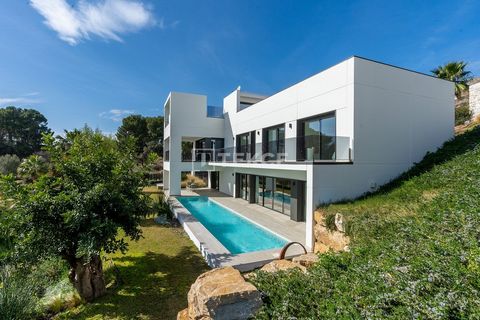 4-pokojowy luksusowy dom z basenem w Benalmadena Benalmadena to słynny obszar w Costa del Sol, oferujący różne możliwości. Można relaksować się na plaży, jak i rozkoszować się widokiem wzgórz w Benalmadena. Dodatkowo dzięki położeniu pomiędzy Fuengir...
