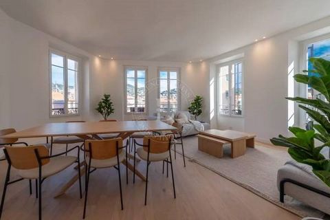 in the heart of the port area close to shops, schools and amenities discover this 5 rooms renovated in 2023 overlooking the place du pin. it consists of a pleasant living room with fireplace this very bright and spacious living room overlooks the pla...
