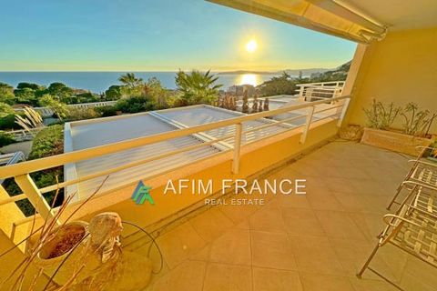 CAP D'AIL, in secure luxury residence, very nice duplex apartment. Huge terrace facing south with panoramic sea view. Close to all amenities and the center of Cap d'Ail. Very calm environment. Guardian, Pool, double garage and cellar. Features: - Swi...