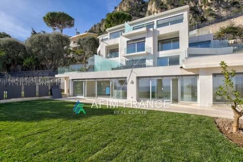 Close to Monaco, in a small condominium of 7 lots, with a swimming pool, magnificent 1 bedroom apartment of 73 m2 completely renovated with taste and sobriety, very bright, located on the ground floor opening onto a 50 m2 terrace and 100 m2 garden wi...