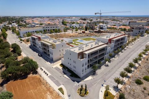 RÉSERVÉ -Nous vous présentons une excellente opportunité d'acquérir un appartement de 2 chambres au rez-de-chaussée dans la prestigieuse copropriété Colina da Boavista, à Tavira. Cet appartement dispose d'un agréable patio de 25,30 m², offrant un esp...